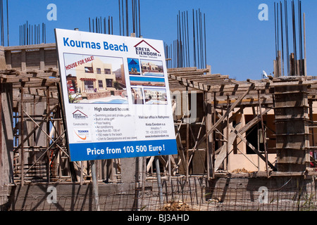 Nouveau développement de maisons de vacances, près du lac de Kournas Kournas, à la Crète, Grèce, Europe Banque D'Images