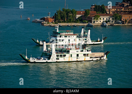 Deux car-ferries en passant par l'autre sur le Grand Canal à Venise. Banque D'Images