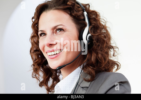 Agent de centre d'appel de sexe féminin smiling Banque D'Images