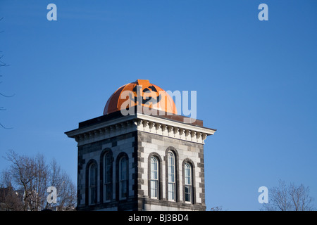 Une grande citrouille sur le haut d'un immeuble contre un ciel bleu Banque D'Images