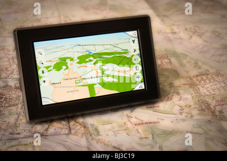 GPS portable pour une voiture assis sur une carte Banque D'Images