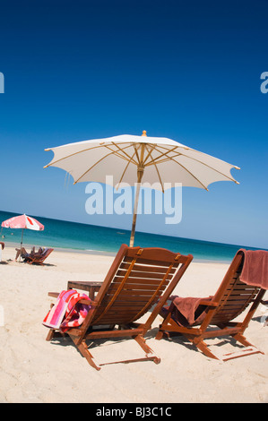 Chaise longue et parasol, Long Beach ou Phra Ae Beach, Ko Lanta ou l'île de Koh Lanta, Krabi, Thaïlande, Asie Banque D'Images