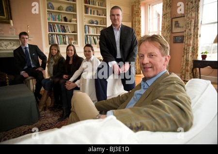 Celebrity Savile Row tailor et blogueur Thomas Mahon avec son personnel à sa base Carlisle Warwick Hall, Cumbra uk Banque D'Images