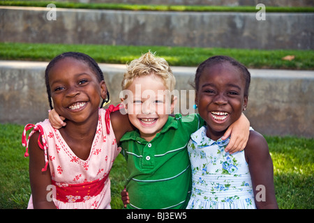 La diversité raciale ethnique multi 4 multiculturel an ans Caucasian boy happy smiling adoption sœurs s'amusant à la caméra à monsieur © Myrleen Pearson Banque D'Images