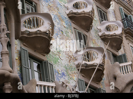 Un balcon sur la célèbre Casa GAUDI À BARCELONE BÂTIMENT BATTIO Banque D'Images