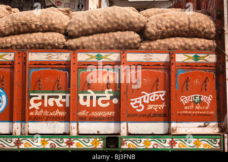 L'Inde, le Kerala, Calicut, Kozhikode, Big Bazar, décoré de camion transportant des oignons de Maharashtra Banque D'Images