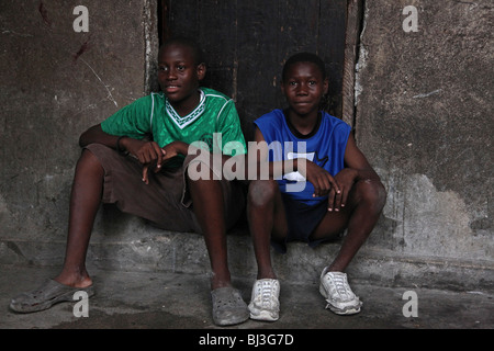 Deux garçons dans un orphelinat à Port-au-Prince, Haïti Banque D'Images