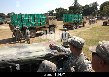 Des soldats de la 82e division aéroportée US Army, distribuer de l'aide à Port-au-Prince, Haïti après le séisme de janvier 2010 Banque D'Images