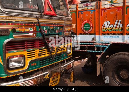 L'Inde, le Kerala, Calicut, Kozhikode, Big Bazar, les camions décorés Banque D'Images