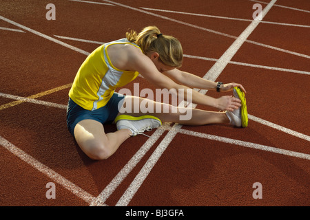 Étirement des muscles des jambes de l'athlète féminine Banque D'Images