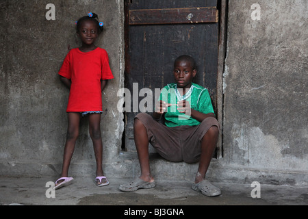 Deux enfants dans un orphelinat à Port-au-Prince, Haïti Banque D'Images