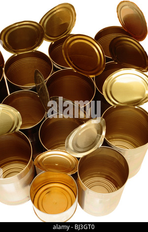 Métal boîtes de conserve vides dans une nature morte composition sur fond blanc Banque D'Images