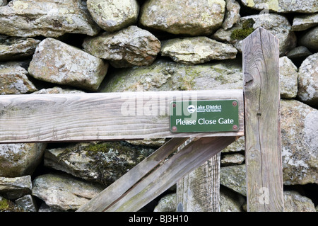 Veuillez fermer la porte signe sur porte en bois dans la région de Lake District Banque D'Images