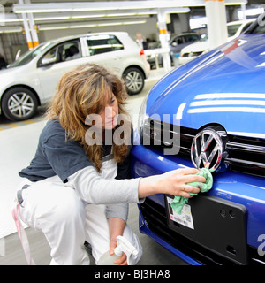 Volkswagen AG, la production des voitures particulières dans les œuvres de Wolfsburg. Contrôle final d'une Golf VI directement avant l'expédition Banque D'Images