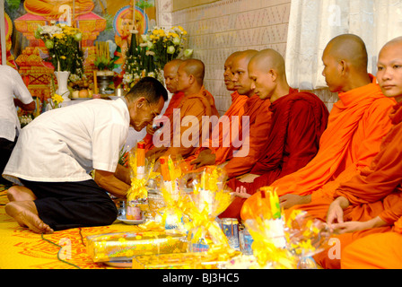 Cérémonie funéraire bouddhiste dans une famille riche, Phnom Penh, Cambodge Banque D'Images