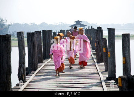 Les jeunes moniales bouddhistes. Le pont U Bein. Amarapura. Myanmar Banque D'Images