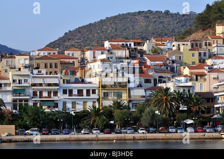 La ville de Plomari en vertu de la fin de l'après-midi, la lumière de l'île de Lesvos, Grèce Banque D'Images