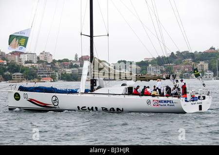 Maxi Yacht Ichi Ban au début de la 2009 Rolex Sydney to Hobart Yacht Race dans le port de Sydney. Banque D'Images