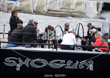 L'équipage du maxi yacht Shogun la préparation pour le début de la 2009 Rolex Sydney to Harbour Yacht Race sur le port de Sydney Banque D'Images