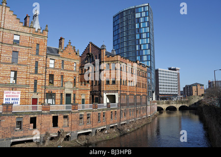 La rivière Don dans le centre-ville de Sheffield en Angleterre, Lady's Bridge Cityscape grade II classé Royal Exchange et Castle House bâtiment Banque D'Images