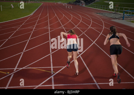 2 athlètes féminines sprint loin Banque D'Images