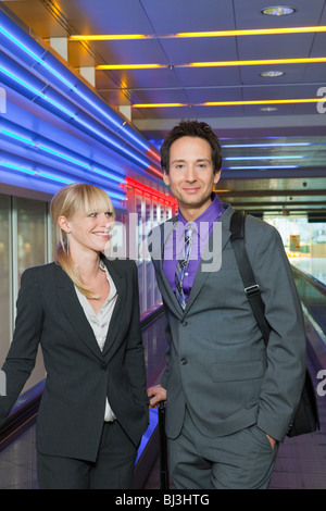 Couple d'affaires sur la courroie du convoyeur Banque D'Images