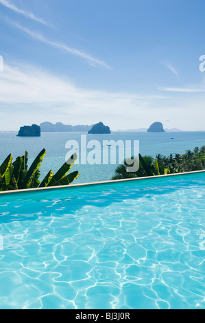 Vue panoramique sur la mer d'Andaman, la Piscine du Chateau Hill Resort, Ko Hai ou l'île de Koh Ngai, Trang, Thaïlande, Asie Banque D'Images