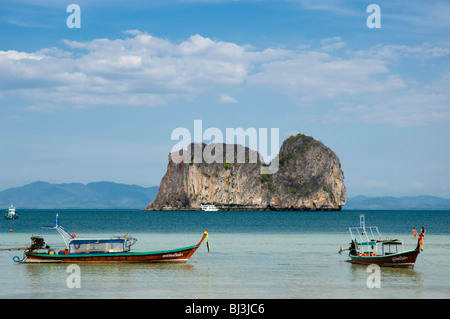 Bateau Longtail, bateau de pêche en face de la formation de roches calcaires, Ko Hai ou l'île de Koh Ngai, Trang, Thaïlande, Asie Banque D'Images