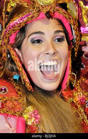 L'école de samba Unidos da Tijuca, une jeune femme en costume de rire heureusement, Carnaval 2010, Sambódromo, Rio de Janeiro, Brésil, alors Banque D'Images