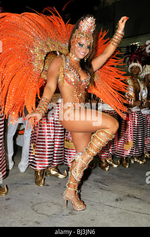 Danseur de l'école de samba Academicos do Salgueiro au Carnaval de Rio de Janeiro 2010, Brésil, Amérique du Sud Banque D'Images