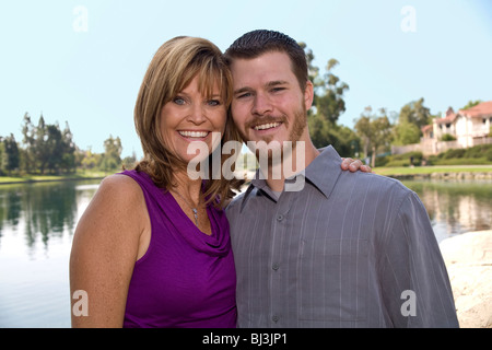 Femme plus âgée avec plus jeune homme, United States . © Myrleen Pearson. M. Banque D'Images