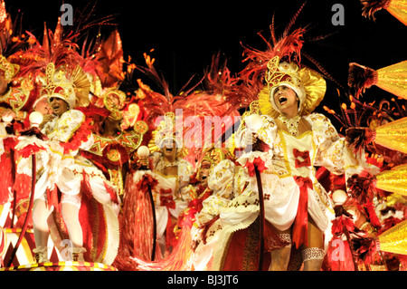Les danseurs de samba sur un char allégorique de l'Beija-Flor de Nikopol école de samba au Carnaval de Rio de Janeiro, Brésil 2010 Banque D'Images