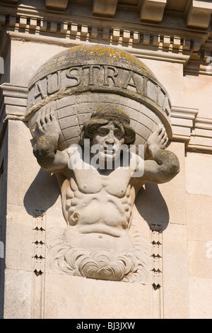 Maison du Commonwealth, Whiteladies Road, Bristol, Angleterre : Atlas en tenant le monde, avec le mot : l'Australie. Banque D'Images