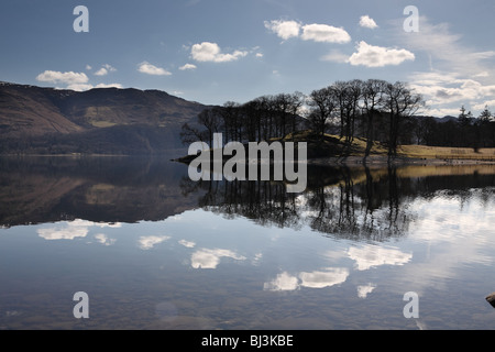 Une vue de l'eau avec les nuages Derwent reflète dans le lac Banque D'Images