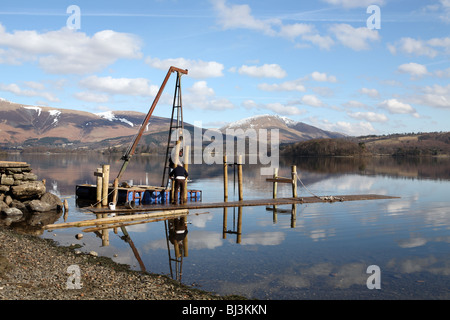 Les travailleurs de l'entreprise Lancement de Keswick installer une nouvelle jetée en bois sur le côté ouest de la Derwent water au Victoria Bay. Banque D'Images