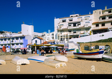 Plage avec des bateaux de pêche, Carvoeiro, Algarve, Portugal, Europe Banque D'Images