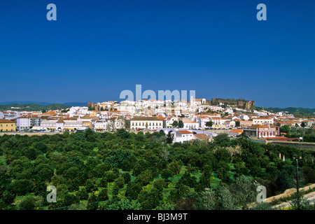 Avec des paysages urbains ou de la cathédrale de Silves Silves Cathédrale et château Castelo dos Mouros, Silves, Algarve, Portugal, Europe Banque D'Images