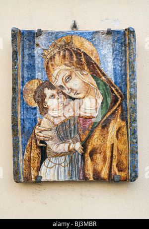 Vierge et l'enfant, signe de céramique, faïence, Cortona, Toscane, Italie, Europe Banque D'Images