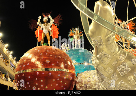 L'école de samba Portela, danseurs de samba sur flotteurs avec world-sphère et cosmos symboles, Carnaval 2010, Sambódromo, Rio de Janeiro, Banque D'Images