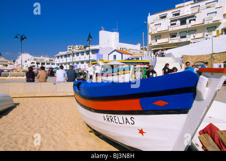 Plage avec des bateaux de pêche, Carvoeiro, Algarve, Portugal, Europe Banque D'Images