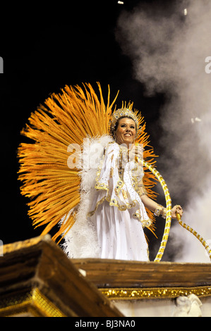 Danseur de l'école de samba Unidos da Tijuca au Carnaval de Rio de Janeiro 2010, Brésil, Amérique du Sud Banque D'Images