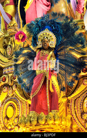 Danseuse de Samba sur un char allégorique de l'Beija-Flor de Nikopol école de samba au Carnaval de Rio de Janeiro, Brésil, 2010 Banque D'Images