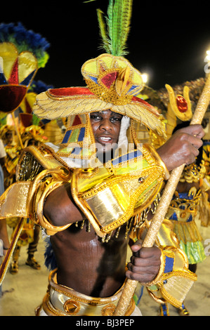 Les hommes en costume de l'Unidos do Porto da Pedra école de samba, Carnaval 2010, Sambódromo, Rio de Janeiro, Brésil, Amérique du Sud Banque D'Images