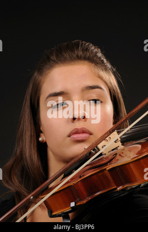 Young woman playing violin Banque D'Images