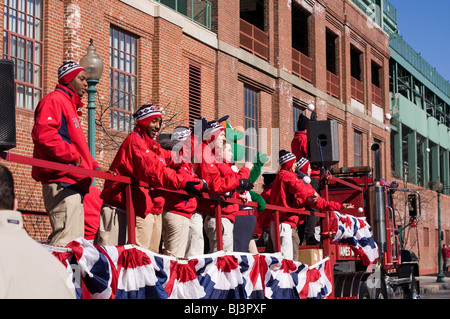 Red Sox de Boston Mascot 'Wally' et les bénévoles se débarrasser des souvineer baseballs sur chariot Day 2010. Banque D'Images