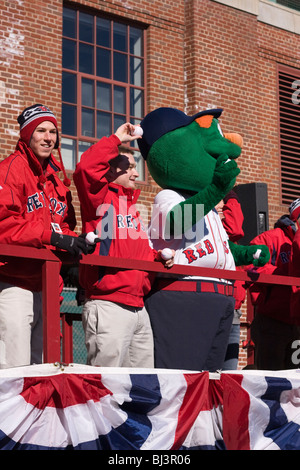 Red Sox de Boston Mascot 'Wally' et les bénévoles se débarrasser des souvineer baseballs sur chariot Day 2010. Banque D'Images