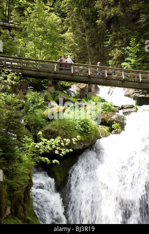 Triberg, pont avec les touristes au-dessus de l'une des plus hautes chutes d'eau en Allemagne Banque D'Images