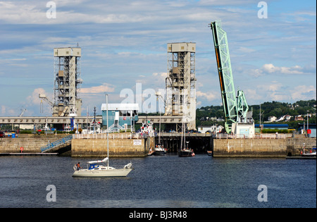 Verrouillage et ouvrir le port de pont-levis de bassin du port fluvial sur le fleuve Saint-Laurent à Québec, Canada Banque D'Images