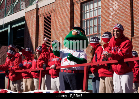 Red Sox de Boston Mascot 'Wally' et les bénévoles se débarrasser des souvineer baseballs sur chariot Day 2010. Banque D'Images