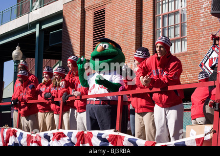 Red Sox de Boston Mascot 'Wally' et les bénévoles jeter baseballs souvenirs sur chariot Day 2010. Banque D'Images